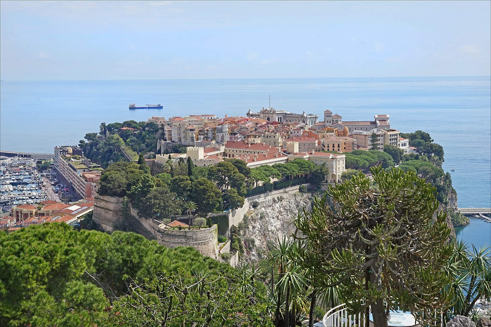 A Ròcca de Monego vista da-o mâ
