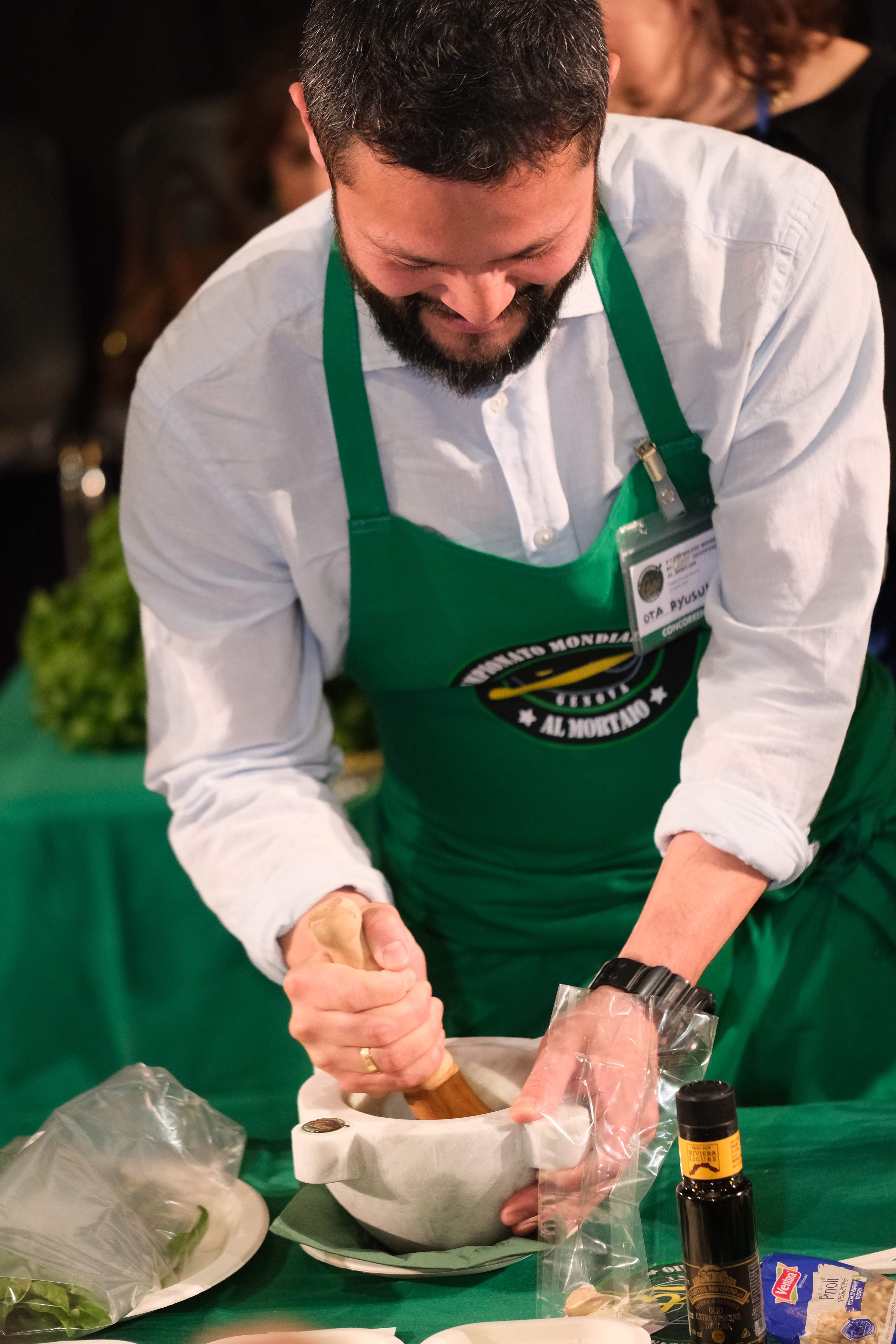 Pesto into mortâ de marmo co-o pestello de legno